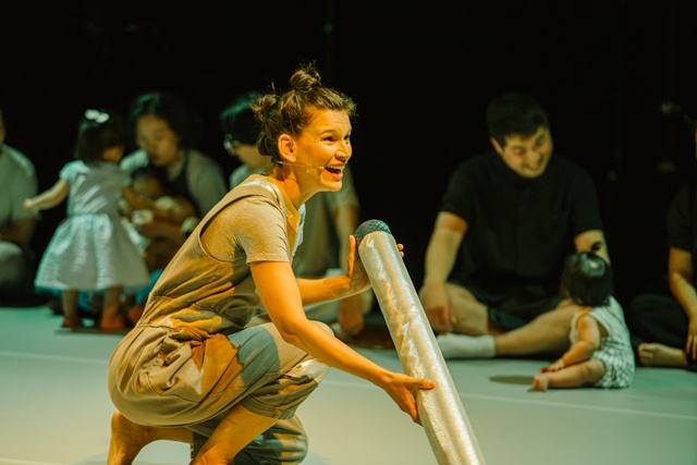 스페인 ‘엥그루나 테아트르(Engruna Teatre)’의 영유아 대상 공연 "내가 처음 만난 우주(Univers)" 연습 장면. 사진 아시테지 코리아