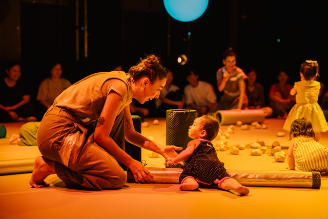 스페인 ‘엥그루나 테아트르(Engruna Teatre)’의 영유아 대상 공연 "내가 처음 만난 우주(Univers)" 연습 장면. 사진 아시테지 코리아