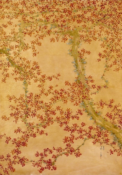 허달재, 홍매 Red Plum Blossoms, 2011, 한지에 수묵채색, 금니, 208×147cm. 이미지 아트마이닝(주)