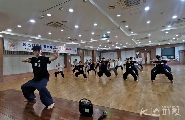 김대진 교사와 함께 한 창작기공 시연. 사진 이리현 기자.