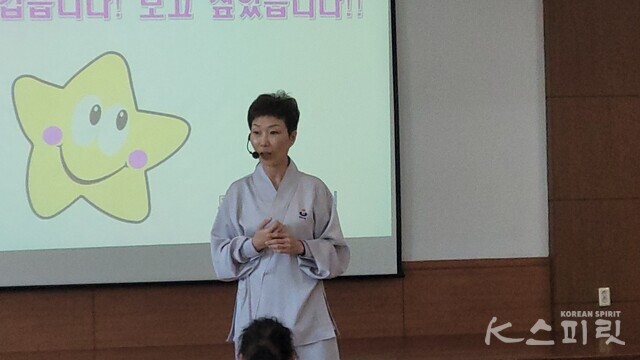 최정임 주트레이너의 국학기공 원리수업 및 심화기공 수련. 사진 이리현 기자.