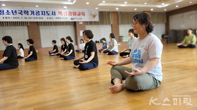 청소년국학기공지도사들의 명상수업. 사진 이리현 기자.