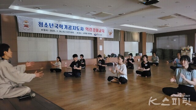 최정임 주트레이너와 함께 한 호흡명상, 에너지 느끼기 수업. 사진 이리현 기자.