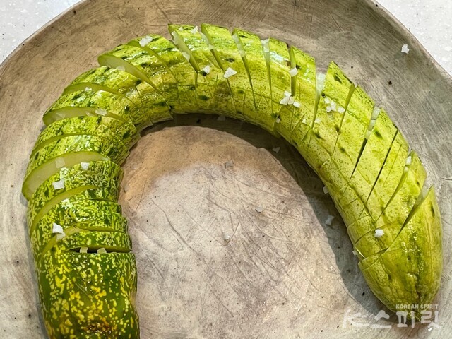 한여름 시원하고 고소한 다이어트 밥도둑 '땅콩버터 오이무침' 레시피2. 사진 백연지 시민기자.