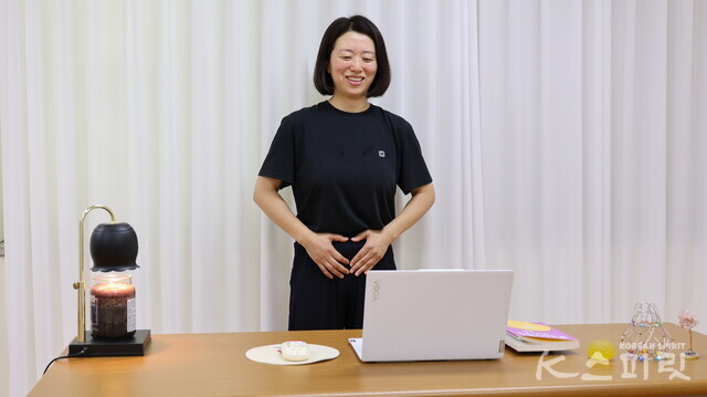 국가공인 브레인트레이너이자 19년차 베테랑 명상가 임효리 수석원장이 온라인 클래스에 참여한 브레인비타민멤버십 회원들을 만난다. 사진 강나리 기자.