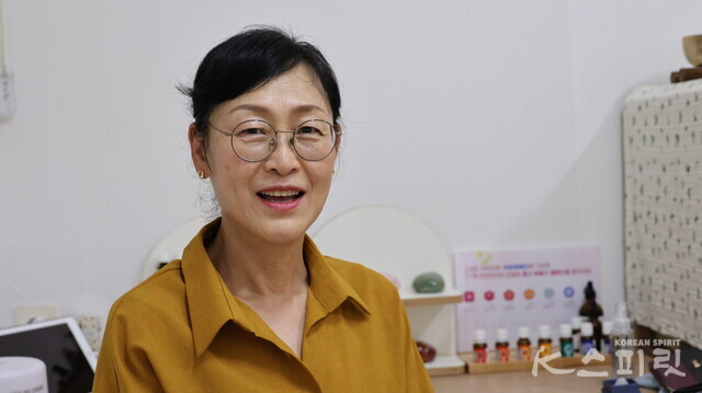 아침부터 밤늦게까지 학원을 운영하는 육경선 회원은 이른 아침 장운동 온라인 클래스에서 수련할 수 있어 건강을 관리할 수 있게 되었다고 한다. 사진 강나리 기자.