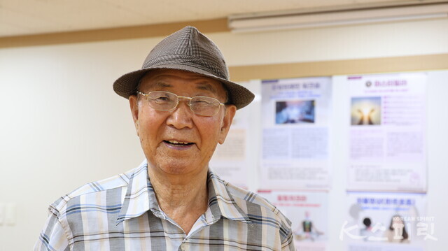 지난 3월 안동 산불로 인한 피해의 뒷수습을 하다가 큰 부상을 입은 87세 서정환 회원은 집에서도 참여할 수 있었던 덕분에 회복이 빨랐다고 한다. 사진 강나리 기자.