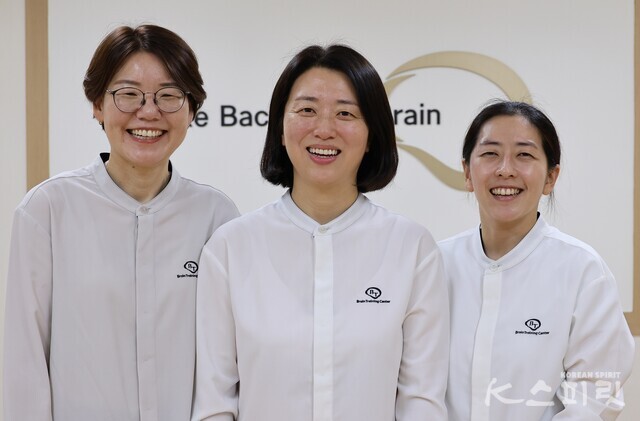 브레인트레이닝센터 안동점 임효리 수석원장(가운데)과 안채율 원장(왼쪽), 박지율 원장은 온라인클래스, SNS, 오프라인 명상지도, 외부 기고, 특강 등을 통해 안동에 뇌 훈련의 가치를 전하고 있다. 사진 강나리 기자.