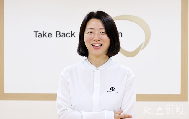 국가공인 브레인트레이너 임효리 수석원장. 그는 19년차 베테랑 명상지도자로 국제 뇌교육 명상지도사 심사위원, 브레인명상지도사 등 전문자격을 갖춘 뇌훈련 전문가로 300회 이상의 각종 관공서 및 기업 명상특강을 진행했다. 사진 강나리 기자.