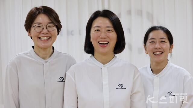 브레인트레이닝센터 안동점 임효리 수석 원장(가운데)와 안채율(왼쪽), 박지율 원장. 사진 강나리 기자.