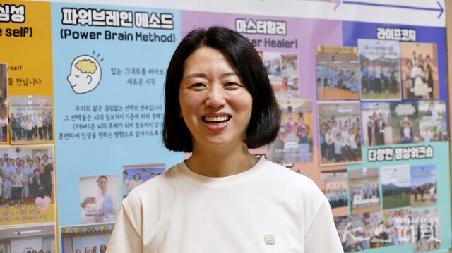 임효리 수석 원장은 동료 원장들과 안동 시민의 뇌건강 자립을 위해 기업 관공서 치매예방 특강, 기고, 유튜브와 인스타그램 등 다양한 활동을 전개하고 있다. 오는 9월 11일 안동시민 대상으로 뇌의 가치를 전하는 명상페스티벌을 개회할 예정. 사진 강나리.