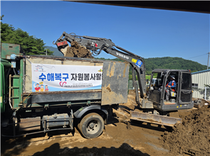 경남 '의성군 전문자원봉사단'이 포크레인, 덤프트럭, 살수차 등 중장비를 동원해 경남 산청에서 토사 정리하는 모습. 사진 행정안전부.