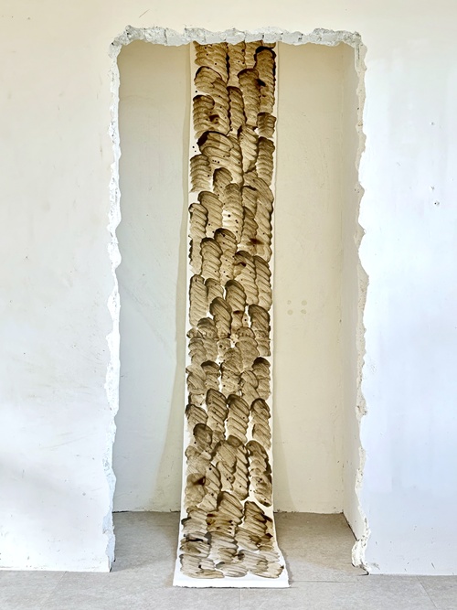 전희경, Mud Drawing, 2025, 장지에 펄(증도), 아크릴 미듐, 가변 크기. 이미지 보글맨션