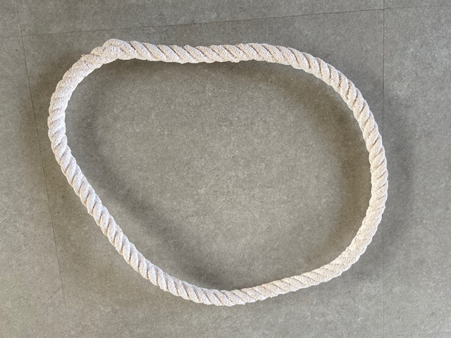 줄리아 데이비스, Loop#2, 2025, 캐스팅한 태평 소금, 스테인리스 스틸, 60x48x5cm. 이미지 보글맨션