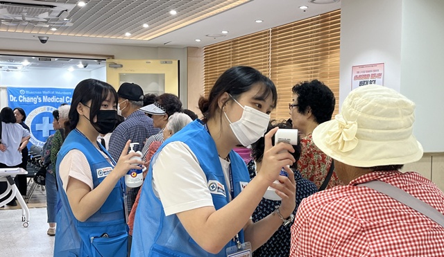 교육이 시작되기 전 교육장 입장을 기다리며 블루크로스 골든타임봉사단 단원들이 손소독과 체온측정을 하고 있다. 사진 블루크로스의료봉사단