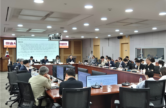 ‘미술시장 활성화를 위한 법적 지원방안’을 주제로 한 정책 세미나가 8월 8일(금) 오후 1시, 국회의원회관 제1세미나실에서 성황리에 개최되었다. 사진 한국화랑협회