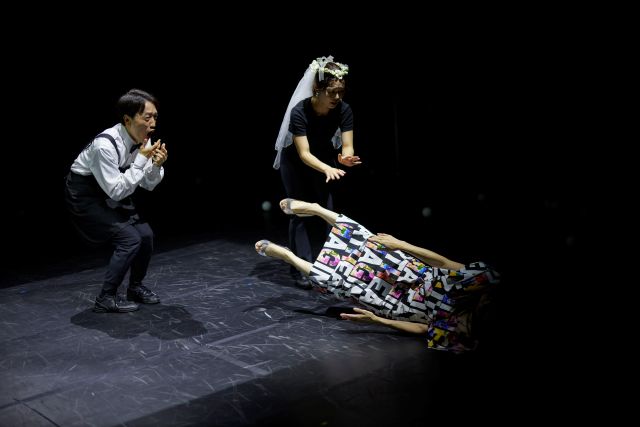 '알바의집, 배로나르다' 초연 사진. 제공 극단 성북동비둘기