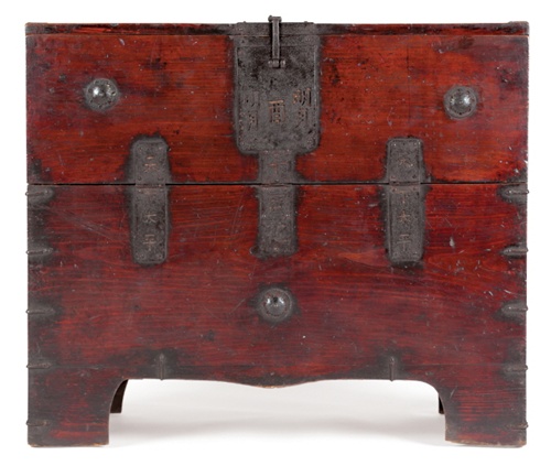 책반닫이(조선시대). 장석에 글자가 새겨져 있는 반닫이이다. 앞바탕과 경첩에 명월(明月),천하태평(天下太平) 등의 글자가 투각되어 있어 사용자의 마음을 엿볼 수 있다. 제공 북촌박물관