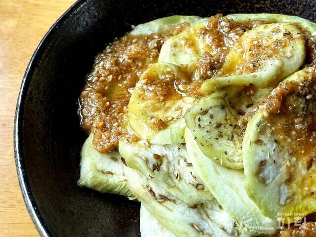 조리 과정은 단순해도 맛은 절대 단순하지 않은 가지 카르파치오. 사진 백연지 시민기자.