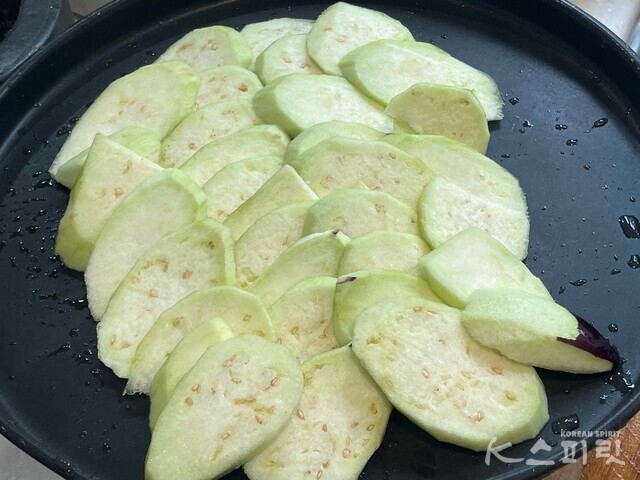 조리 과정은 단순, 맛은 매력적인 가지 카르파치오 레시피1. 사진 백연지 시민기자.