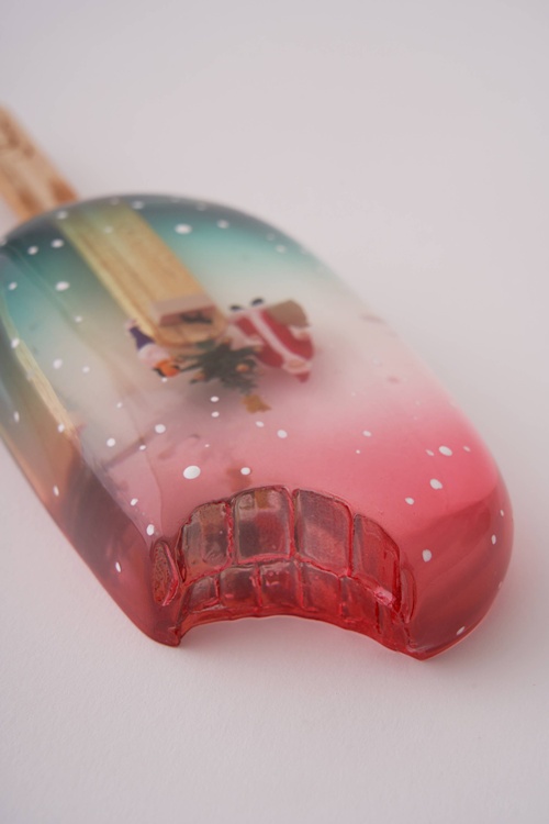 갤러리 그라프, 이여름, Life in Ice Cream bite, 2024, Colored resin and mixed media, 31x26x4cm. 이미지 갤러리 그라프