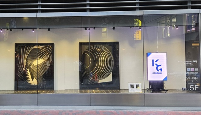 케이지컴퍼니는 일본 도쿄 긴자 SIX 내 아트글로리어스 갤러리 오브 도쿄에서 한국 대표 작가 박종용 화백과 협업한 “결의 교향곡” 전시를 성공리에 개최했다. 사진 케이지컴퍼니