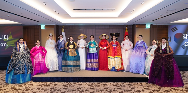 대한민국 한복모델선발대회 출신 모델들이 한복을 입고 환영 퍼포먼스를 했다. 사진 한문화진흥협회