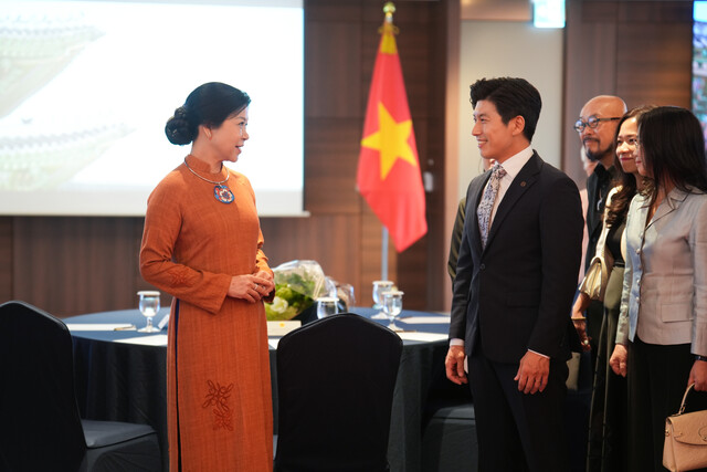 문화외교 앞장선 정사무엘 회장이  베트남 서기장 영부인을 맞이하고 있다. 사진 한문화진흥협회