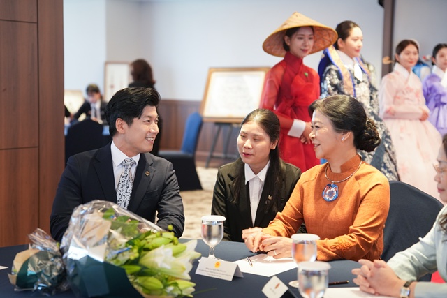 베트남 서기장 영부인과 한문화진흥협회 정사무엘 회장이  환담을 나누고 있다. 사진 한문화진흥협회