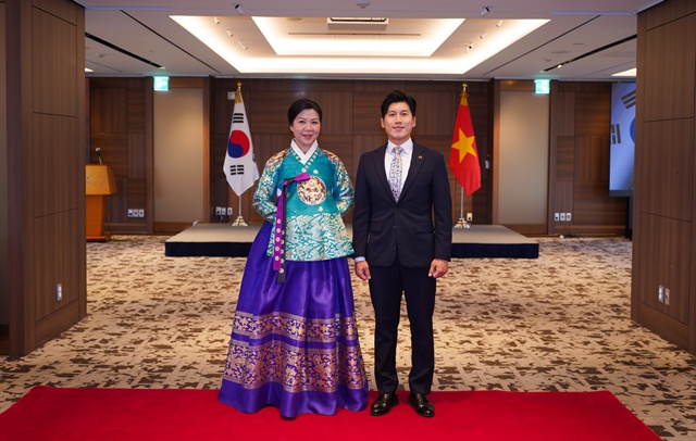 한문화진흥협회 정사무엘 회장이 한복을 통해 한국문화를 체험하는 베트남 영부인 응오 티 푸엉 리 여사와 기념 촬영을 했다. 사진 한문화진흥협회