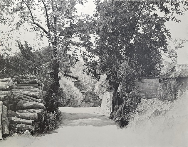 김은주,  고향어귀, 2019, 종이에 연필화, 117 × 93 cm. 이미지 갤러리은