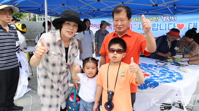 할머니 할아버지, 손자, 손녀가 함께 손도장 태극기몹에 참가했다. 사진 강나리 기자.
