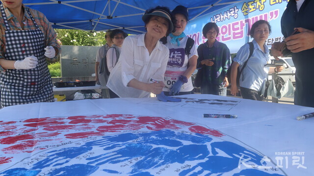 광복절 손도장 태극기몹으로 대한민국인임을 체험하는 시민들. 사진 강나리 기자.