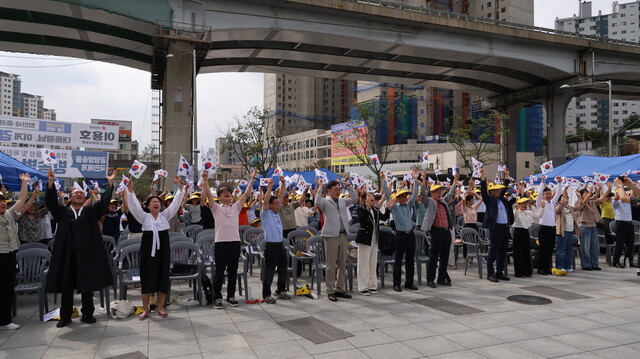 만세삼창. 사진 강나리 기자