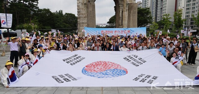 서울국학원은 광복절을 맞아 서대문구 독립공원 독립문 앞에서 제 80주년 기념행사를 개최했다. 사진 강나리 기자.