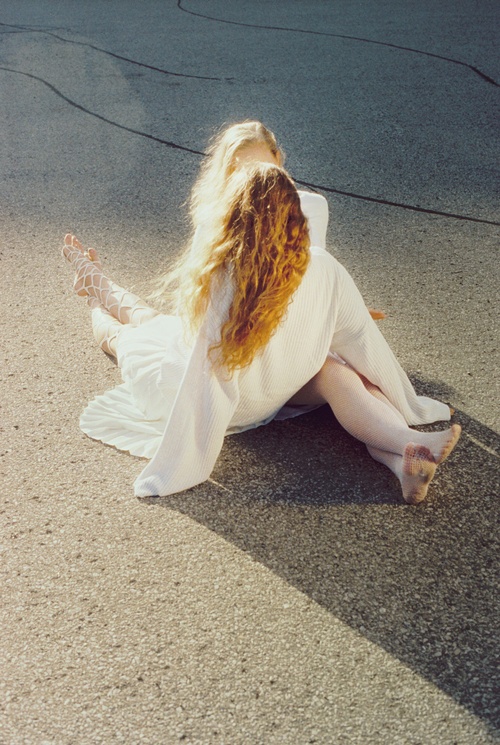 Petra Collins, Coming of Age, Anna and Kathleen on Clarinda, 2017. 이미지 대림미술관