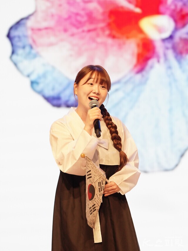 광복의 기쁨을 노래하는 천신무예예술단 이보라 단원. 사진 하미진 기자.