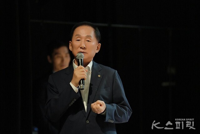 뮤지컬 'THE K-SPIRIT'에 참석한 이기우 국학원장. 사진 하미진 기자.