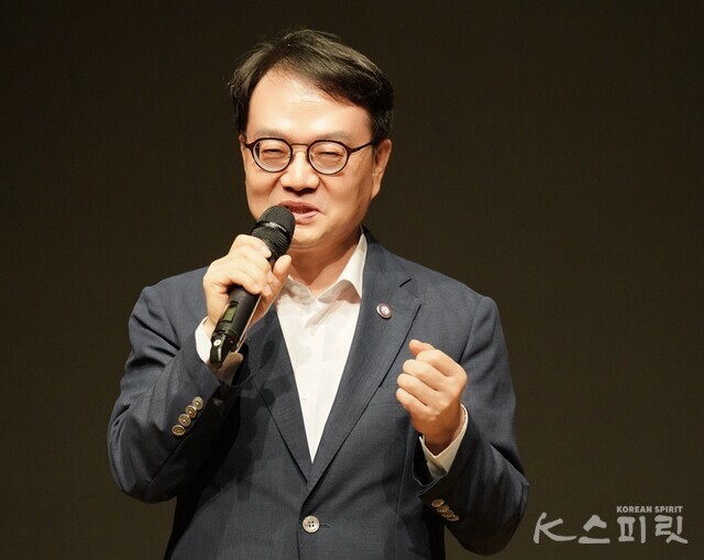 글로벌사이버대학교 공병영 총장이 천신무예예술단에 축하를 전했다. 사진 하미진 기자.