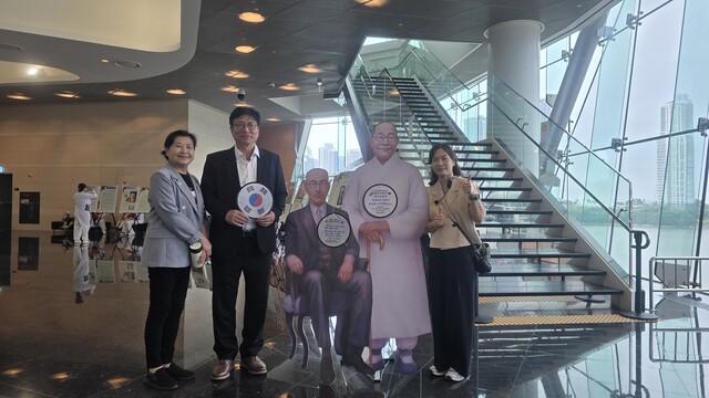 광복의 역사를 이끈 독립운동가와 함께하는 포토존. 인천광역시 도성훈 교육감(왼쪽 두번째)도 시민과 함께 했다. 사진 인천국학원.