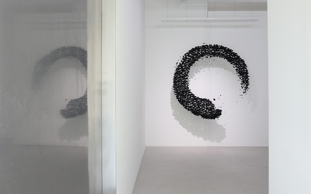 021갤러리, Seonghi Bahk, An Aggregation 20250603, 2025, Charcoal, Nylon threads, etc., 245x200x25cm. 이미지 한국화랑협회