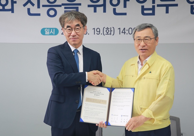 정근식(사진 오른쪽) 서울시교육감과 윤철호 대한출판문화협회장이 8월 19일 오후 서울 종로구 서울시교육청에서 독서문화 진흥을 위한 업무협약을 체결했다. 사진 대한출판문화협회