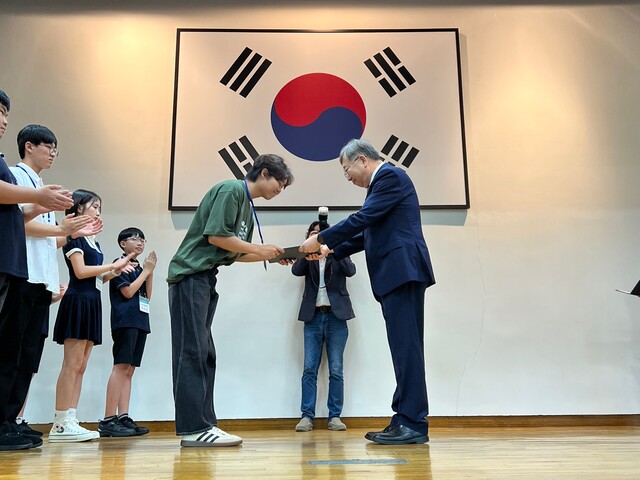 국사편찬위원회 주관 '제23회 전국 중‧고등학생 우리역사바로알기 대회’ 시상식에서 고등부 대상(교육부장관상)을 수상하는 김도영 학생. 사진 본인 제공.
