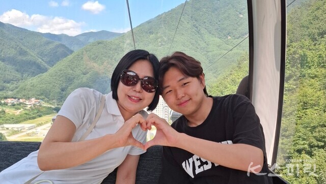 김도영 학생의 친구이자 든든한 지지자 엄마 최미영 씨(왼쪽)와 김도영 학생. 사진 본인제공.