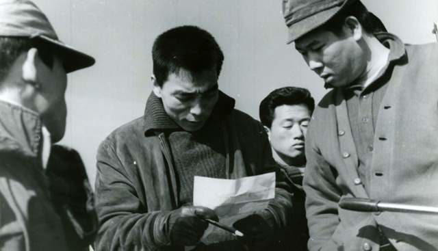 '돌아오지 않는 해병' 현장 스틸(이만희, 서정민). 이미지 한국영상자료원