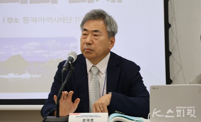 ‘광복 80주년의 역사적‧국제법적 의의와 과제’ 학술회의 종합토론 좌장을 맡은 성균관대학교 법학전문대학원 성재호 교수. 사진 강나리 기자.