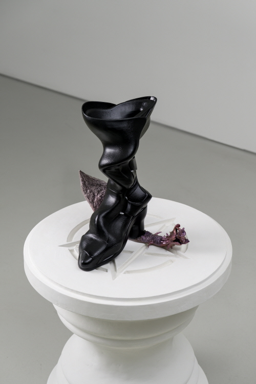 이승희 Seounghee Lee, Look!, 2025, Acrylic and epoxy on resin, 32 x 29 x 40 cm. 이미지 FIM