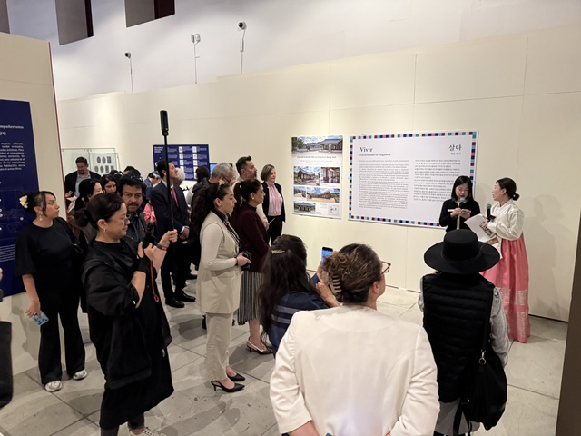 전시기획을 담당한 윤이서 서울역사박물관 학예사가 전시 설명을 하고 있다. 사진 서울역사박물관