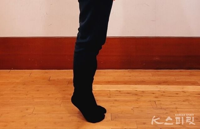 발뒤꿈치들기. 사진 브레인트레이닝센터