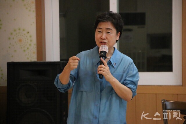 풍류도예술원에서 열린 워크숍에서 BOS리더십을 강의하는 김나옥 벤자민인성영재학교 교장. 사진 오소민 기자.